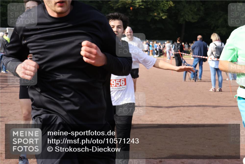 27.09.2026 - 35. Volkslauf durch das schöne Alstertal Strokosch-Dieckow http://msf.ph/oto/10571243 27.09.2026 12:19:14 Ziel 1580, 1621, 1665, 2283, 2454, 2956 meine-sportfotos.de