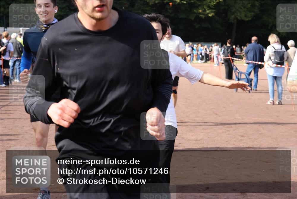 27.09.2026 - 35. Volkslauf durch das schöne Alstertal Strokosch-Dieckow http://msf.ph/oto/10571246 27.09.2026 12:19:14 Ziel 1580, 1621, 1665, 2283, 2454, 2956 meine-sportfotos.de