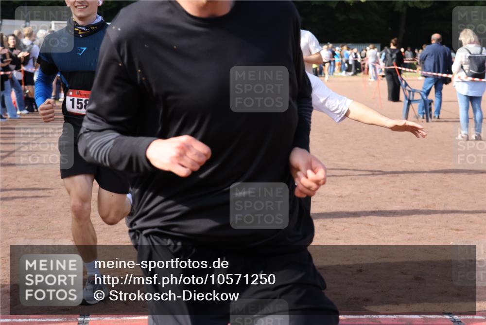 27.09.2026 - 35. Volkslauf durch das schöne Alstertal Strokosch-Dieckow http://msf.ph/oto/10571250 27.09.2026 12:19:14 Ziel 1580, 1621, 1665, 2283, 2454, 2956 meine-sportfotos.de