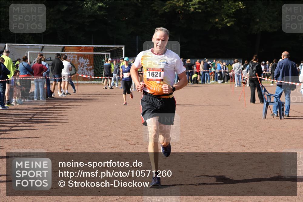 27.09.2026 - 35. Volkslauf durch das schöne Alstertal Strokosch-Dieckow http://msf.ph/oto/10571260 27.09.2026 12:19:22 Ziel 1621, 2007, 2507 meine-sportfotos.de