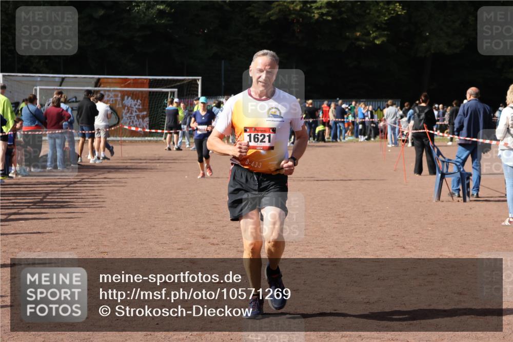 27.09.2026 - 35. Volkslauf durch das schöne Alstertal Strokosch-Dieckow http://msf.ph/oto/10571269 27.09.2026 12:19:22 Ziel 1621, 2007, 2507 meine-sportfotos.de