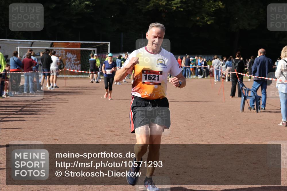 27.09.2026 - 35. Volkslauf durch das schöne Alstertal Strokosch-Dieckow http://msf.ph/oto/10571293 27.09.2026 12:19:22 Ziel 1621, 2007, 2507 meine-sportfotos.de
