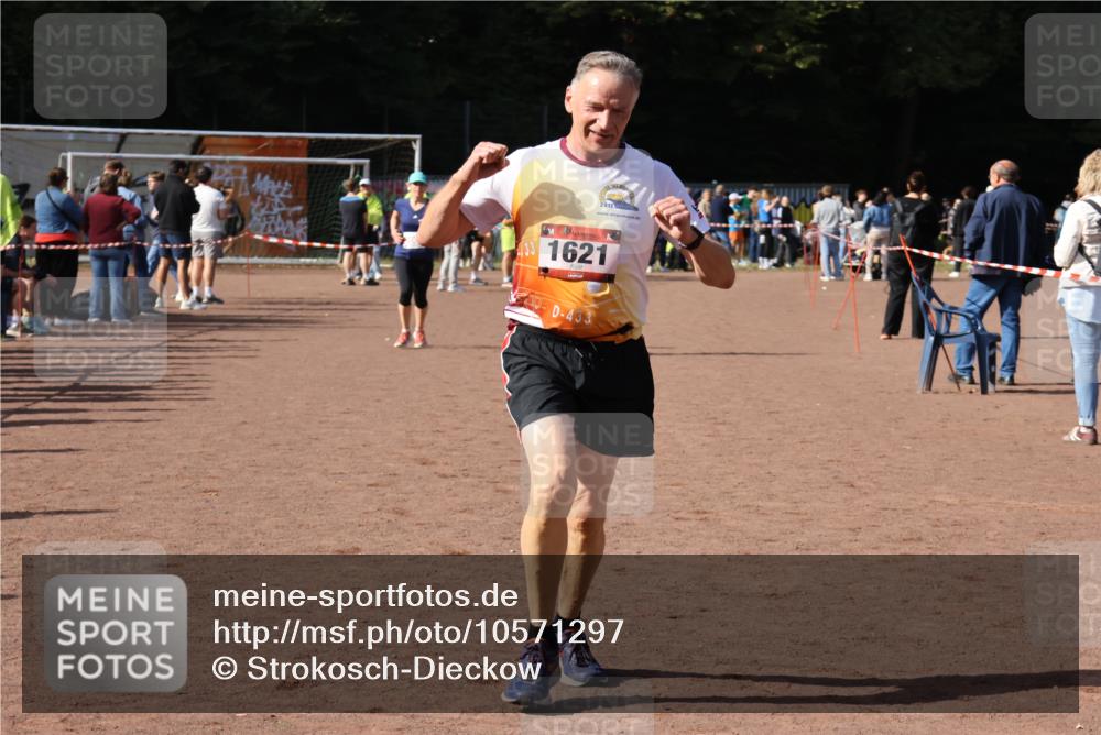 27.09.2026 - 35. Volkslauf durch das schöne Alstertal Strokosch-Dieckow http://msf.ph/oto/10571297 27.09.2026 12:19:22 Ziel 1621, 2007, 2507 meine-sportfotos.de