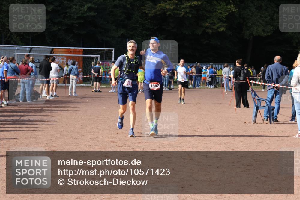 27.09.2026 - 35. Volkslauf durch das schöne Alstertal Strokosch-Dieckow http://msf.ph/oto/10571423 27.09.2026 12:19:47 Ziel 1587, 2498 meine-sportfotos.de