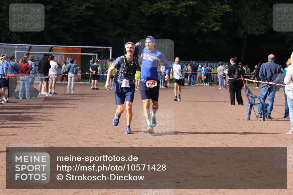 27.09.2026 - 35. Volkslauf durch das schöne Alstertal Strokosch-Dieckow http://msf.ph/oto/10571428 27.09.2026 12:19:47 Ziel 1587, 2498 meine-sportfotos.de