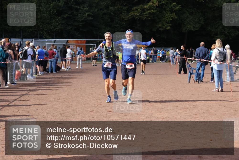 27.09.2026 - 35. Volkslauf durch das schöne Alstertal Strokosch-Dieckow http://msf.ph/oto/10571447 27.09.2026 12:19:48 Ziel 1587, 2498 meine-sportfotos.de