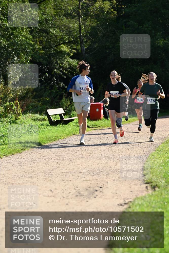 27.09.2026 - 35. Volkslauf durch das schöne Alstertal Dr. Thomas Lammeyer http://msf.ph/oto/10571502 27.09.2026 11:19:20 Laufen 18090, 3355, 3354, 3251, 3247 meine-sportfotos.de