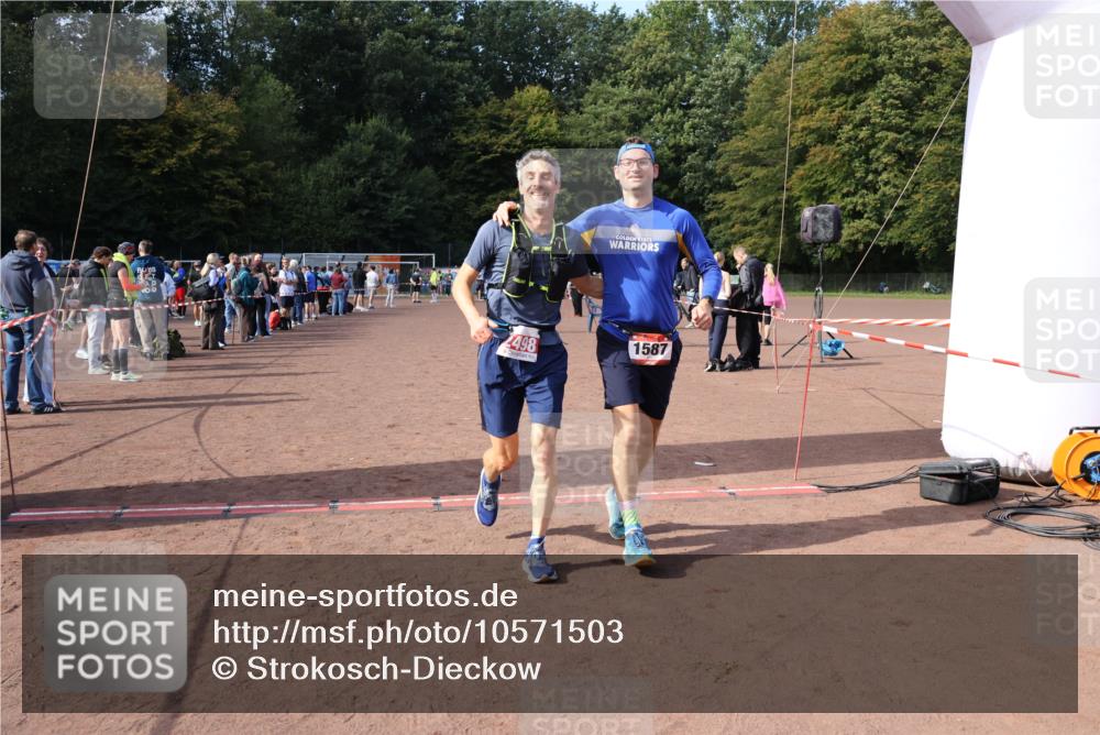 27.09.2026 - 35. Volkslauf durch das schöne Alstertal Strokosch-Dieckow http://msf.ph/oto/10571503 27.09.2026 12:19:52 Ziel 1587, 2051, 2498 meine-sportfotos.de