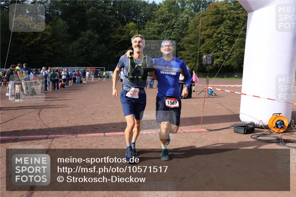 27.09.2026 - 35. Volkslauf durch das schöne Alstertal Strokosch-Dieckow http://msf.ph/oto/10571517 27.09.2026 12:19:52 Ziel 1587, 2051, 2498 meine-sportfotos.de