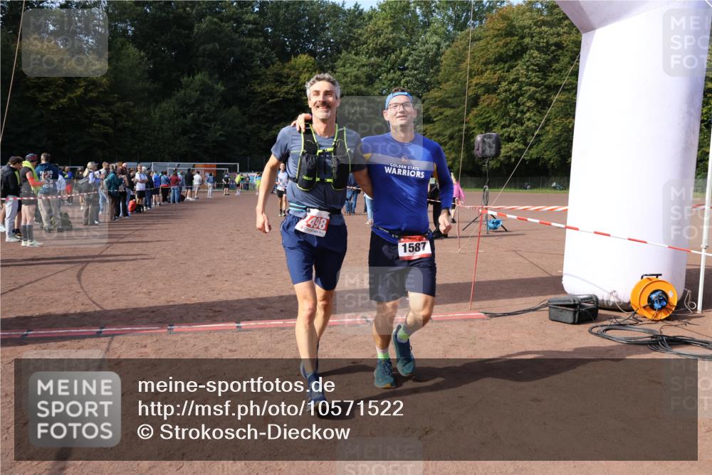 27.09.2026 - 35. Volkslauf durch das schöne Alstertal Strokosch-Dieckow http://msf.ph/oto/10571522 27.09.2026 12:19:52 Ziel 1587, 2051, 2498 meine-sportfotos.de
