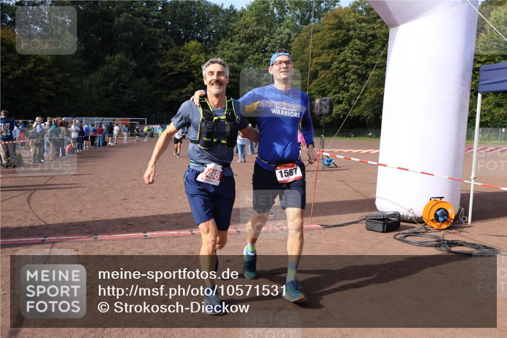 27.09.2026 - 35. Volkslauf durch das schöne Alstertal Strokosch-Dieckow http://msf.ph/oto/10571531 27.09.2026 12:19:52 Ziel 1587, 2051, 2498 meine-sportfotos.de