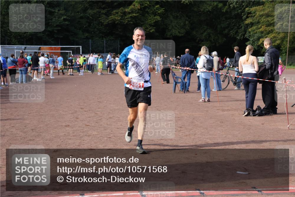 27.09.2026 - 35. Volkslauf durch das schöne Alstertal Strokosch-Dieckow http://msf.ph/oto/10571568 27.09.2026 12:19:56 Ziel 2051 meine-sportfotos.de