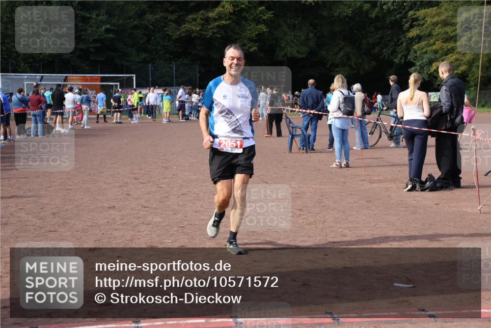 27.09.2026 - 35. Volkslauf durch das schöne Alstertal Strokosch-Dieckow http://msf.ph/oto/10571572 27.09.2026 12:19:56 Ziel 2051 meine-sportfotos.de