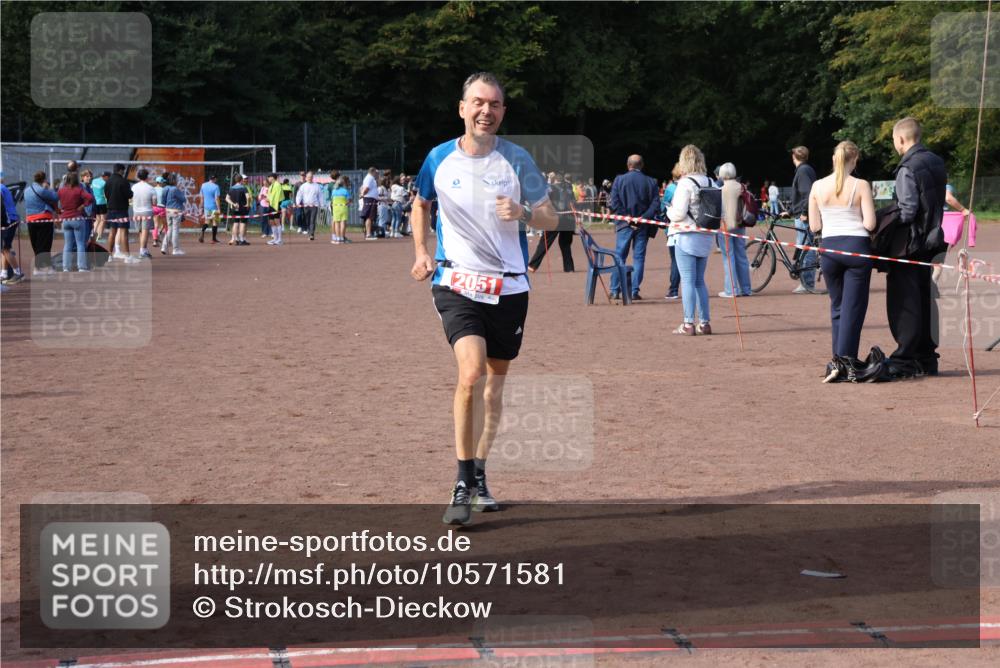 27.09.2026 - 35. Volkslauf durch das schöne Alstertal Strokosch-Dieckow http://msf.ph/oto/10571581 27.09.2026 12:19:57 Ziel 2051 meine-sportfotos.de