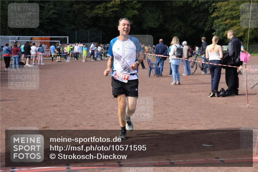 27.09.2026 - 35. Volkslauf durch das schöne Alstertal Strokosch-Dieckow http://msf.ph/oto/10571595 27.09.2026 12:19:57 Ziel 2051 meine-sportfotos.de