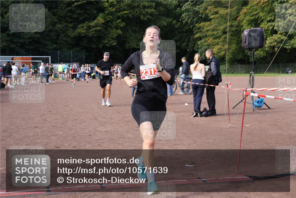 27.09.2026 - 35. Volkslauf durch das schöne Alstertal Strokosch-Dieckow http://msf.ph/oto/10571639 27.09.2026 12:20:13 Ziel 2313, 2505 meine-sportfotos.de