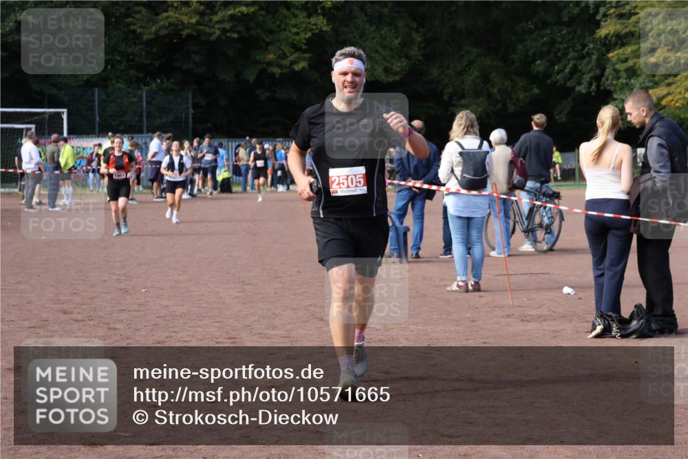 27.09.2026 - 35. Volkslauf durch das schöne Alstertal Strokosch-Dieckow http://msf.ph/oto/10571665 27.09.2026 12:20:15 Ziel 2313, 2426, 2505 meine-sportfotos.de