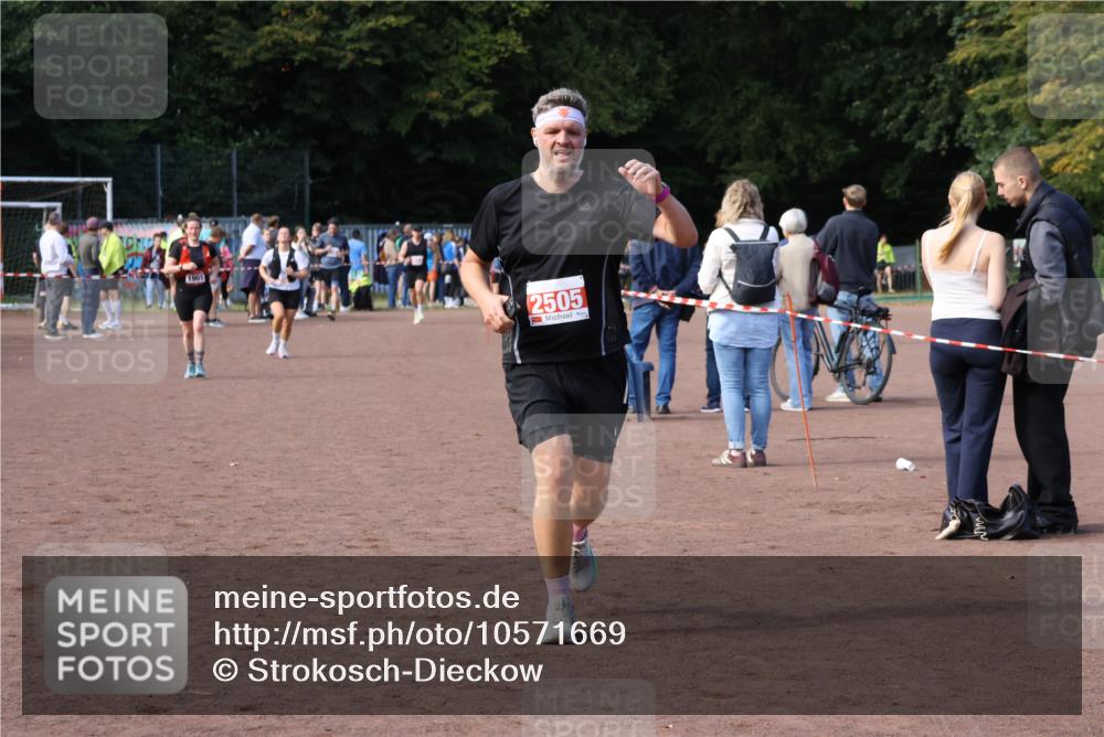 27.09.2026 - 35. Volkslauf durch das schöne Alstertal Strokosch-Dieckow http://msf.ph/oto/10571669 27.09.2026 12:20:15 Ziel 2313, 2426, 2505 meine-sportfotos.de