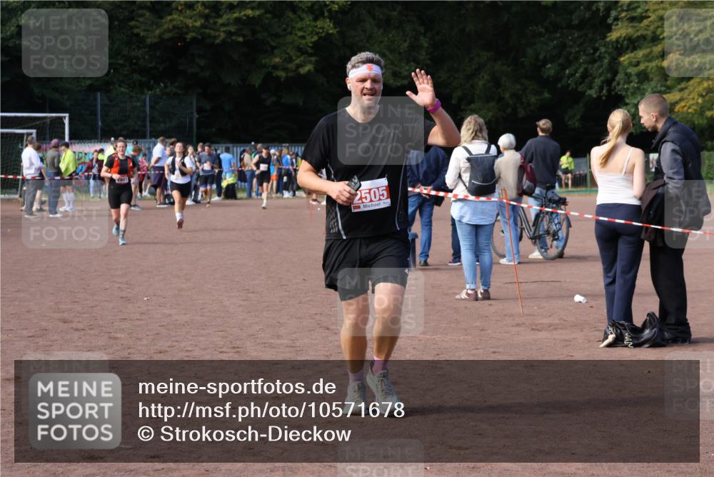 27.09.2026 - 35. Volkslauf durch das schöne Alstertal Strokosch-Dieckow http://msf.ph/oto/10571678 27.09.2026 12:20:15 Ziel 2313, 2426, 2505 meine-sportfotos.de