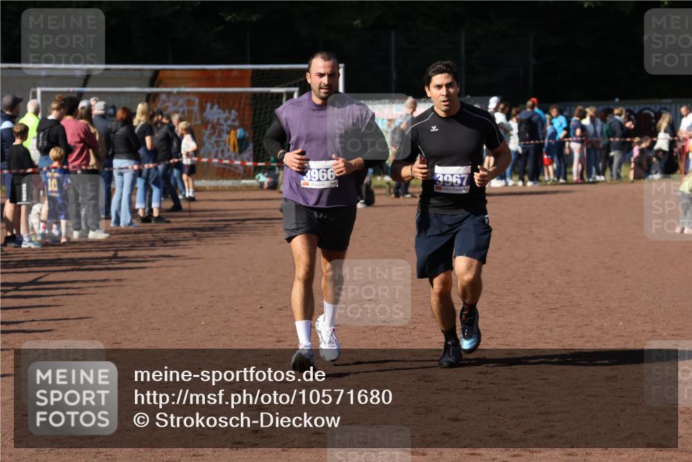 27.09.2026 - 35. Volkslauf durch das schöne Alstertal Strokosch-Dieckow http://msf.ph/oto/10571680 27.09.2026 11:21:15 Ziel 3966, 3967 meine-sportfotos.de