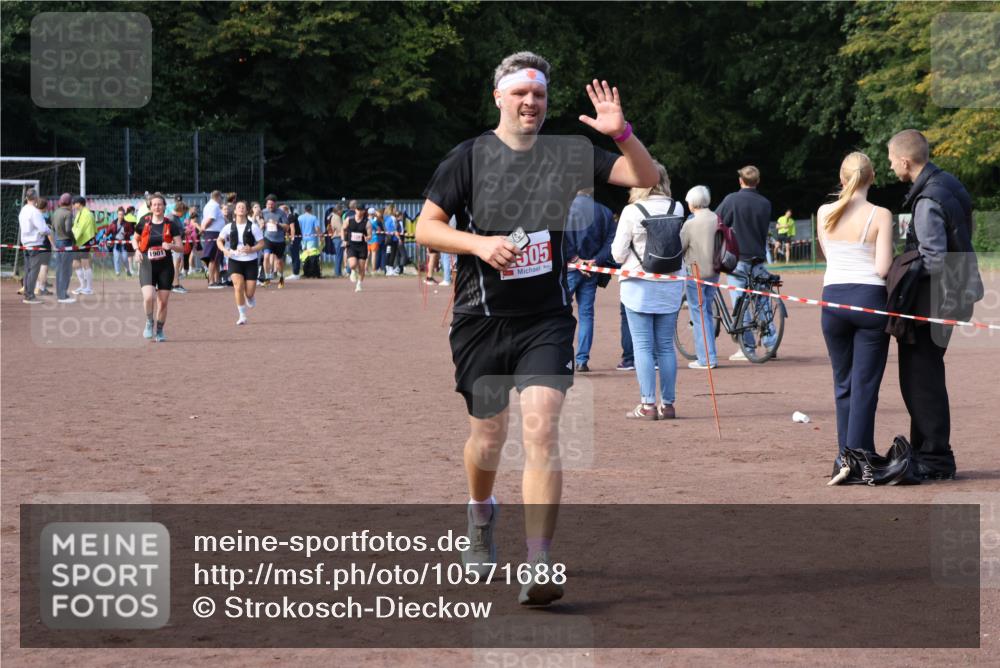 27.09.2026 - 35. Volkslauf durch das schöne Alstertal Strokosch-Dieckow http://msf.ph/oto/10571688 27.09.2026 12:20:16 Ziel 1901, 2313, 2426, 2505 meine-sportfotos.de