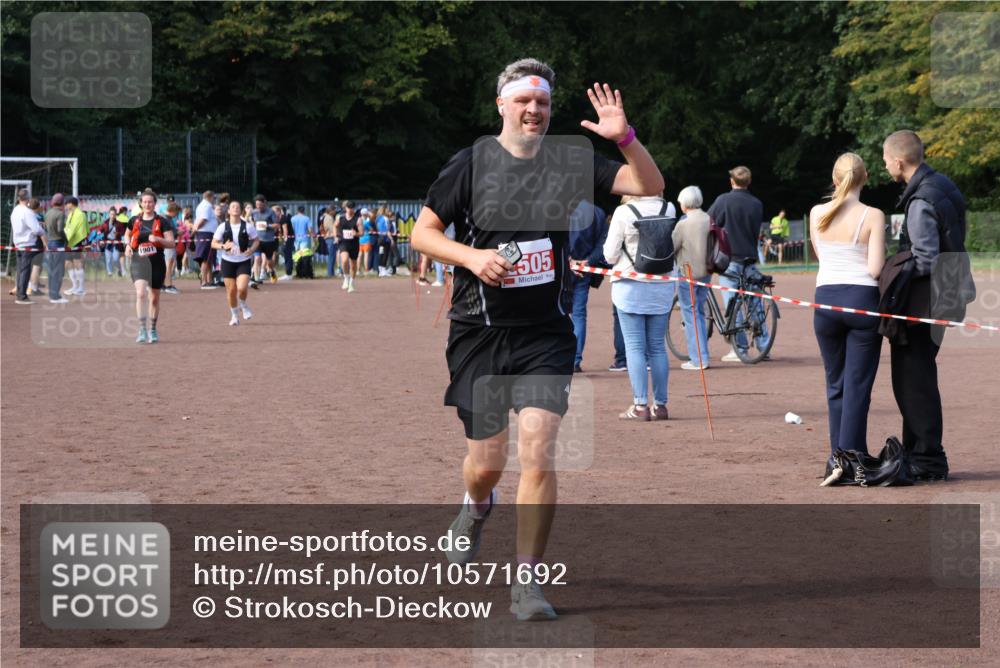 27.09.2026 - 35. Volkslauf durch das schöne Alstertal Strokosch-Dieckow http://msf.ph/oto/10571692 27.09.2026 12:20:16 Ziel 1901, 2313, 2426, 2505 meine-sportfotos.de