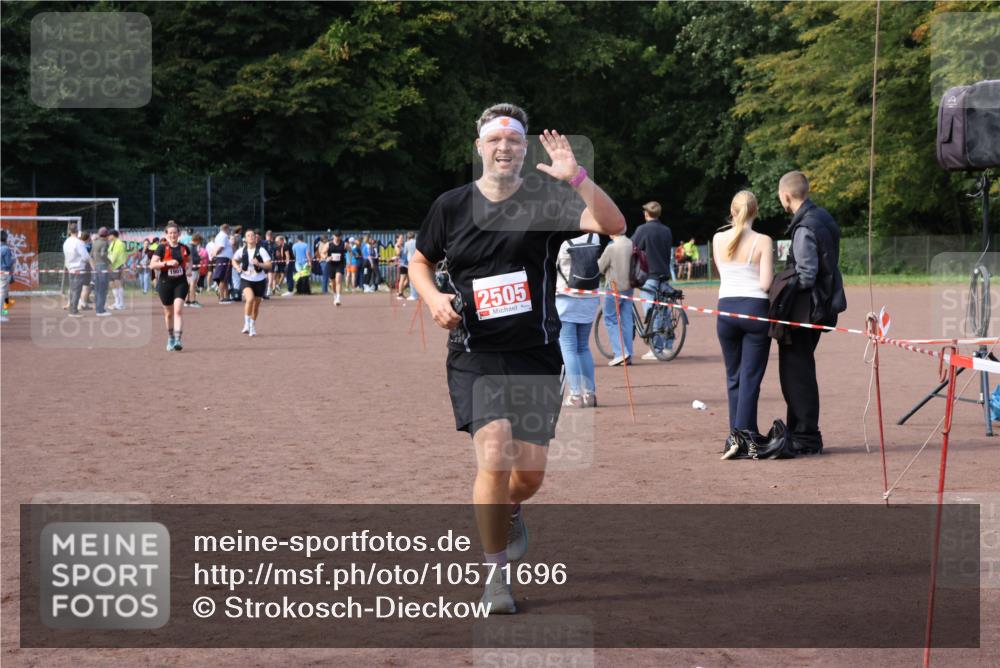 27.09.2026 - 35. Volkslauf durch das schöne Alstertal Strokosch-Dieckow http://msf.ph/oto/10571696 27.09.2026 12:20:16 Ziel 1901, 2313, 2426, 2505 meine-sportfotos.de