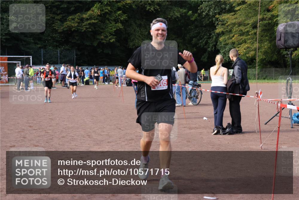 27.09.2026 - 35. Volkslauf durch das schöne Alstertal Strokosch-Dieckow http://msf.ph/oto/10571715 27.09.2026 12:20:16 Ziel 1901, 2313, 2426, 2505 meine-sportfotos.de
