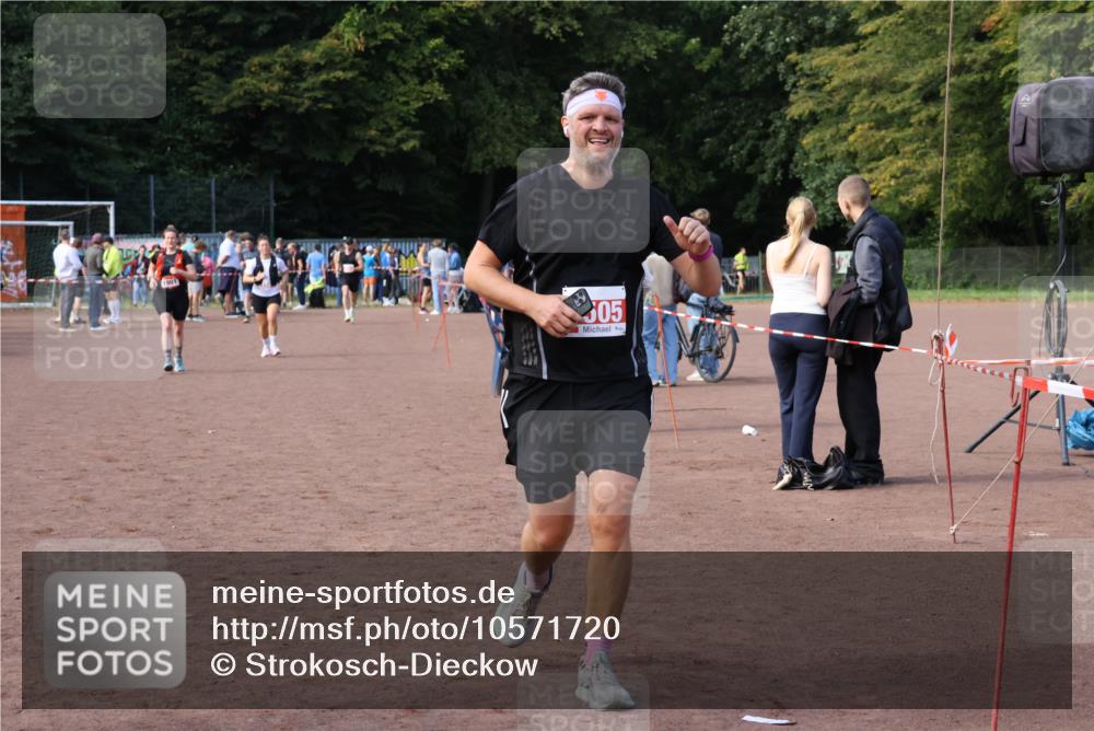 27.09.2026 - 35. Volkslauf durch das schöne Alstertal Strokosch-Dieckow http://msf.ph/oto/10571720 27.09.2026 12:20:16 Ziel 1901, 2313, 2426, 2505 meine-sportfotos.de