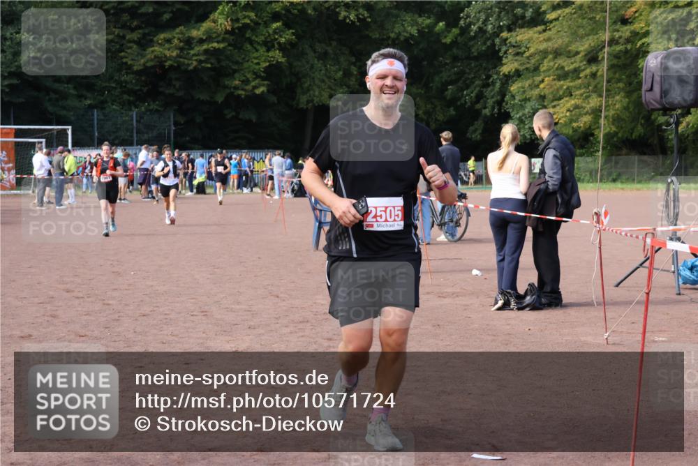 27.09.2026 - 35. Volkslauf durch das schöne Alstertal Strokosch-Dieckow http://msf.ph/oto/10571724 27.09.2026 12:20:16 Ziel 1901, 2313, 2426, 2505 meine-sportfotos.de