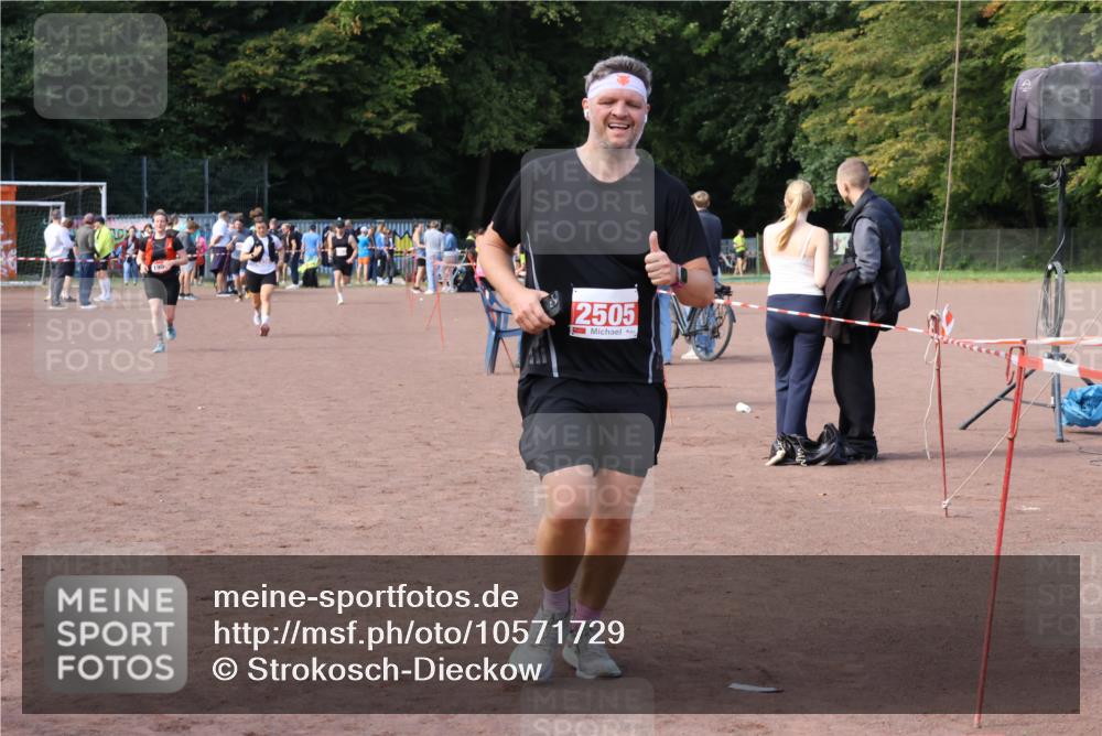 27.09.2026 - 35. Volkslauf durch das schöne Alstertal Strokosch-Dieckow http://msf.ph/oto/10571729 27.09.2026 12:20:16 Ziel 1901, 2313, 2426, 2505 meine-sportfotos.de