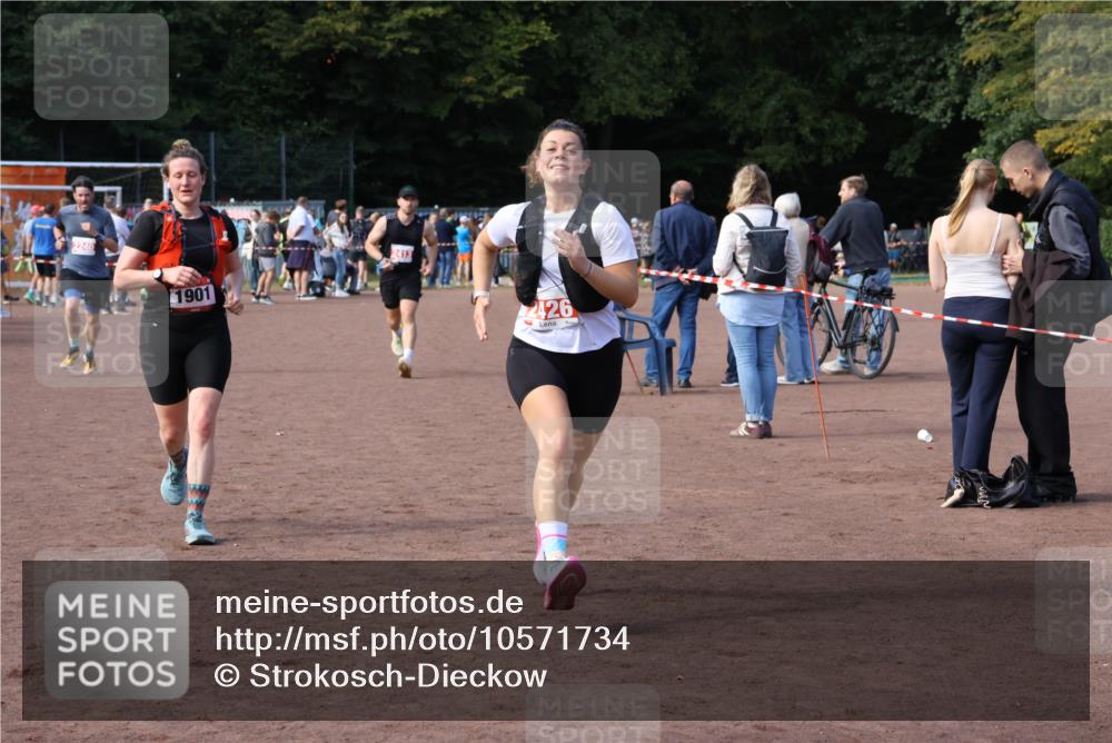 27.09.2026 - 35. Volkslauf durch das schöne Alstertal Strokosch-Dieckow http://msf.ph/oto/10571734 27.09.2026 12:20:22 Ziel 1901, 2240, 2413, 2426 meine-sportfotos.de