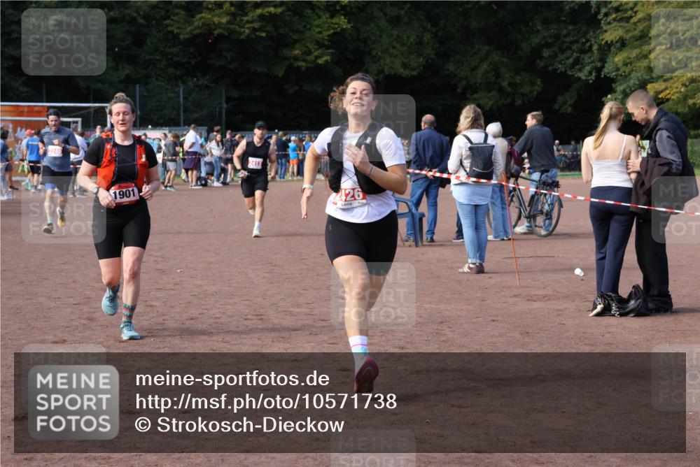 27.09.2026 - 35. Volkslauf durch das schöne Alstertal Strokosch-Dieckow http://msf.ph/oto/10571738 27.09.2026 12:20:22 Ziel 1901, 2240, 2413, 2426 meine-sportfotos.de