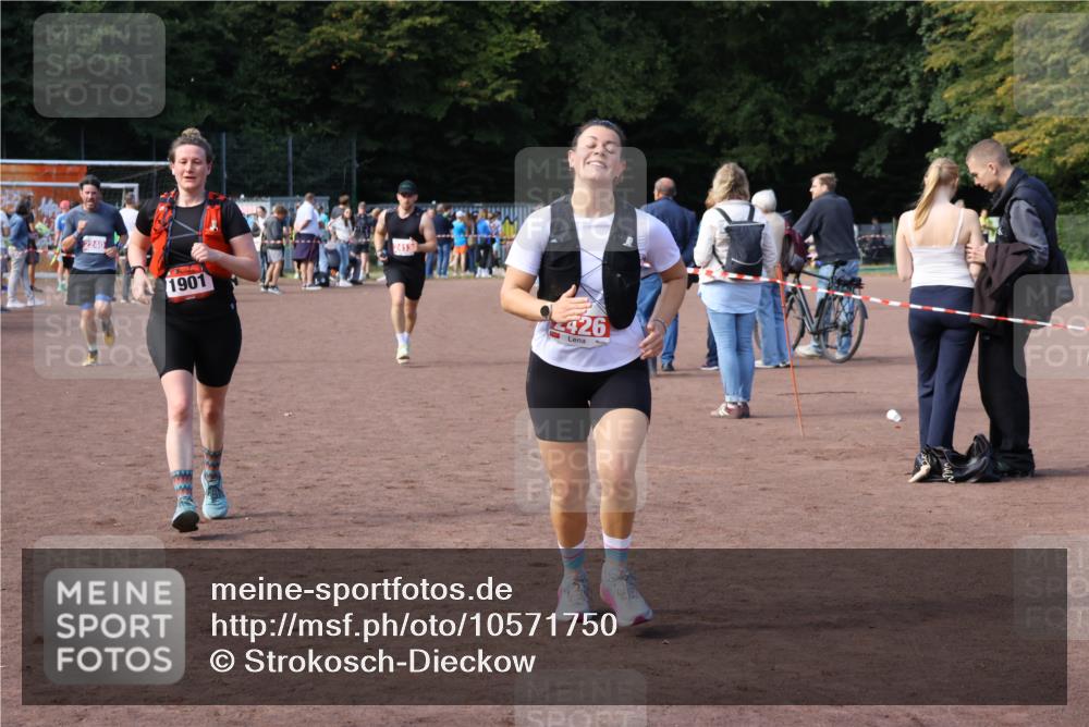 27.09.2026 - 35. Volkslauf durch das schöne Alstertal Strokosch-Dieckow http://msf.ph/oto/10571750 27.09.2026 12:20:23 Ziel 1901, 2240, 2413, 2426 meine-sportfotos.de