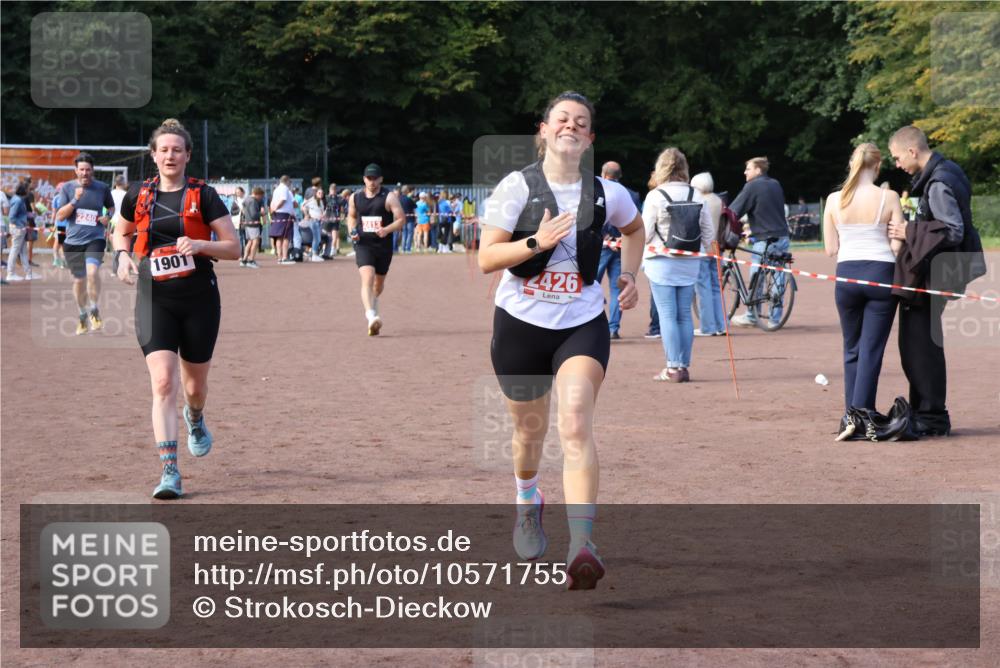 27.09.2026 - 35. Volkslauf durch das schöne Alstertal Strokosch-Dieckow http://msf.ph/oto/10571755 27.09.2026 12:20:23 Ziel 1901, 2240, 2413, 2426 meine-sportfotos.de