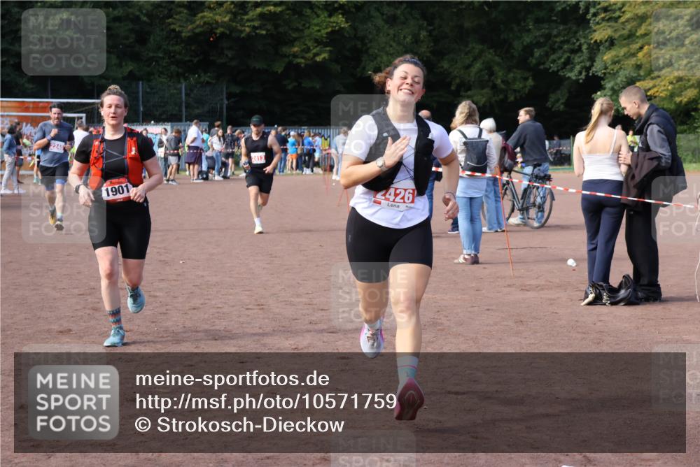 27.09.2026 - 35. Volkslauf durch das schöne Alstertal Strokosch-Dieckow http://msf.ph/oto/10571759 27.09.2026 12:20:23 Ziel 1901, 2240, 2413, 2426 meine-sportfotos.de