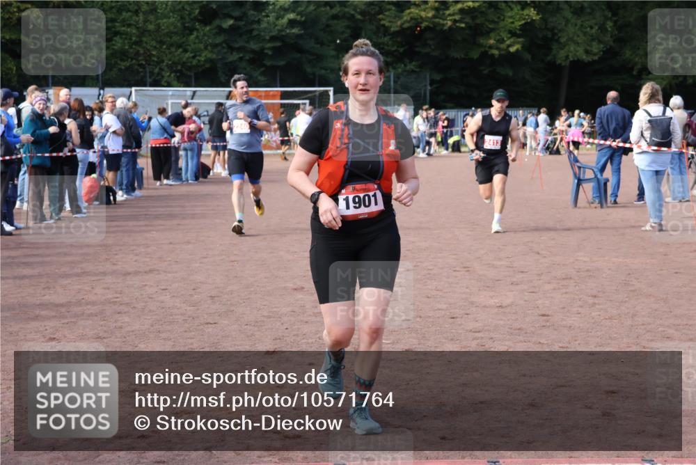 27.09.2026 - 35. Volkslauf durch das schöne Alstertal Strokosch-Dieckow http://msf.ph/oto/10571764 27.09.2026 12:20:24 Ziel 1901, 2240, 2413, 2426 meine-sportfotos.de