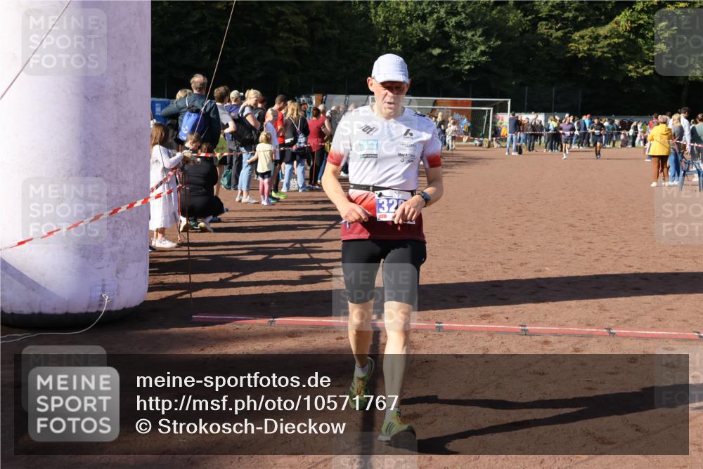 27.09.2026 - 35. Volkslauf durch das schöne Alstertal Strokosch-Dieckow http://msf.ph/oto/10571767 27.09.2026 11:21:07 Ziel 3246, 3252, 3269, 3394 meine-sportfotos.de