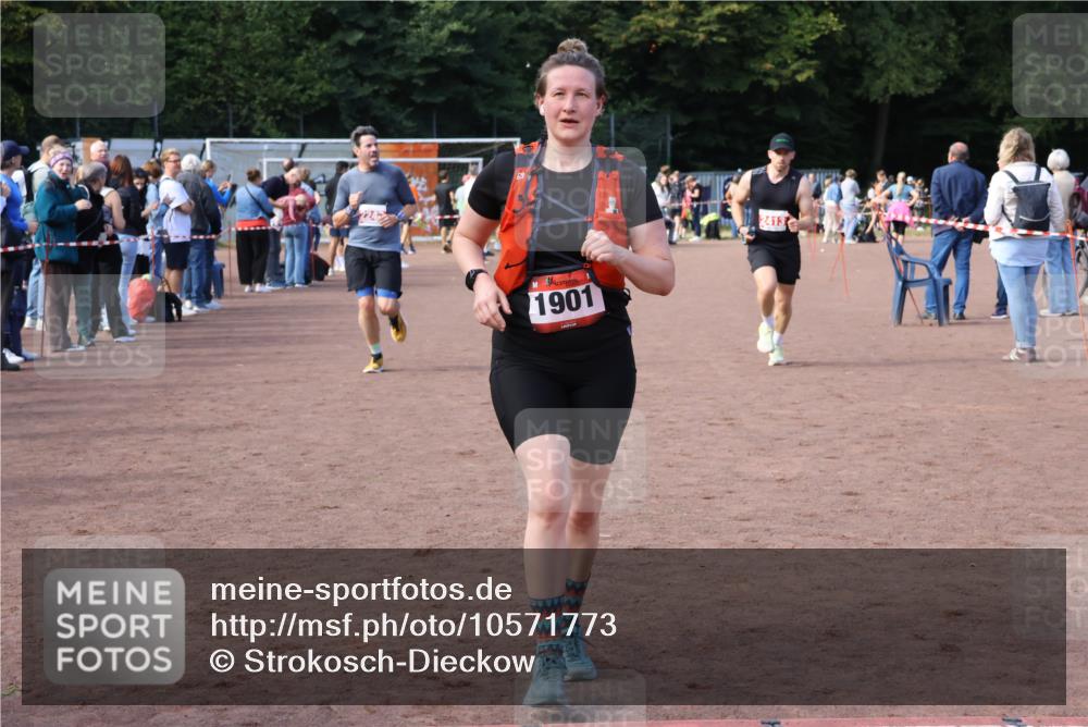 27.09.2026 - 35. Volkslauf durch das schöne Alstertal Strokosch-Dieckow http://msf.ph/oto/10571773 27.09.2026 12:20:25 Ziel 1901, 2240, 2413, 2426 meine-sportfotos.de