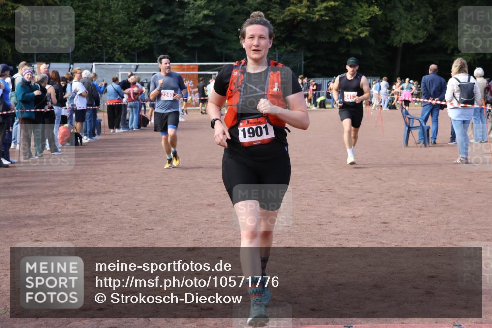 27.09.2026 - 35. Volkslauf durch das schöne Alstertal Strokosch-Dieckow http://msf.ph/oto/10571776 27.09.2026 12:20:25 Ziel 1901, 2240, 2413, 2426 meine-sportfotos.de