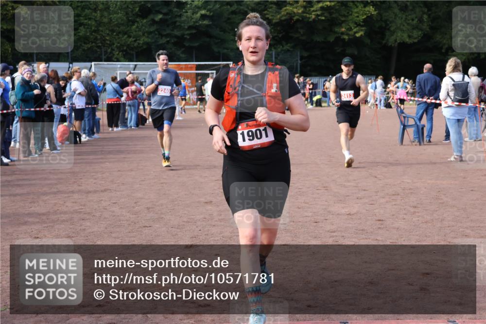 27.09.2026 - 35. Volkslauf durch das schöne Alstertal Strokosch-Dieckow http://msf.ph/oto/10571781 27.09.2026 12:20:25 Ziel 1901, 2240, 2413, 2426 meine-sportfotos.de