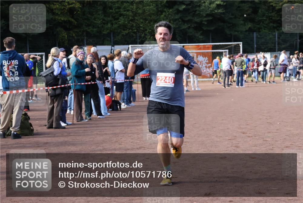 27.09.2026 - 35. Volkslauf durch das schöne Alstertal Strokosch-Dieckow http://msf.ph/oto/10571786 27.09.2026 12:20:27 Ziel 1901, 2240, 2413, 2426 meine-sportfotos.de