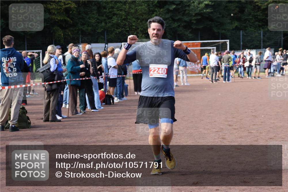 27.09.2026 - 35. Volkslauf durch das schöne Alstertal Strokosch-Dieckow http://msf.ph/oto/10571791 27.09.2026 12:20:27 Ziel 1901, 2240, 2413, 2426 meine-sportfotos.de