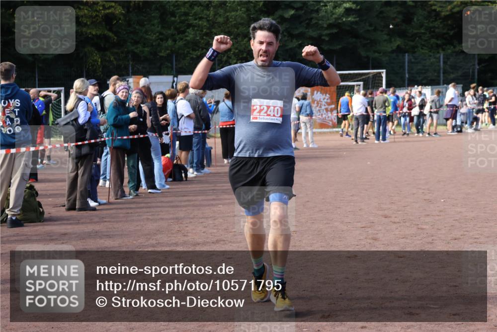 27.09.2026 - 35. Volkslauf durch das schöne Alstertal Strokosch-Dieckow http://msf.ph/oto/10571795 27.09.2026 12:20:27 Ziel 1901, 2240, 2413, 2426 meine-sportfotos.de