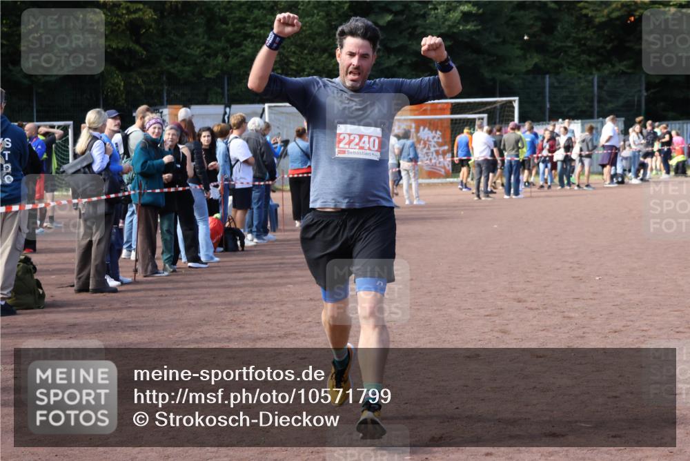 27.09.2026 - 35. Volkslauf durch das schöne Alstertal Strokosch-Dieckow http://msf.ph/oto/10571799 27.09.2026 12:20:27 Ziel 1901, 2240, 2413, 2426 meine-sportfotos.de