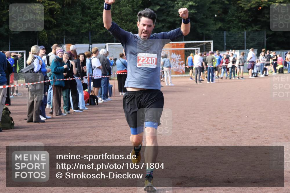 27.09.2026 - 35. Volkslauf durch das schöne Alstertal Strokosch-Dieckow http://msf.ph/oto/10571804 27.09.2026 12:20:27 Ziel 1901, 2240, 2413, 2426 meine-sportfotos.de