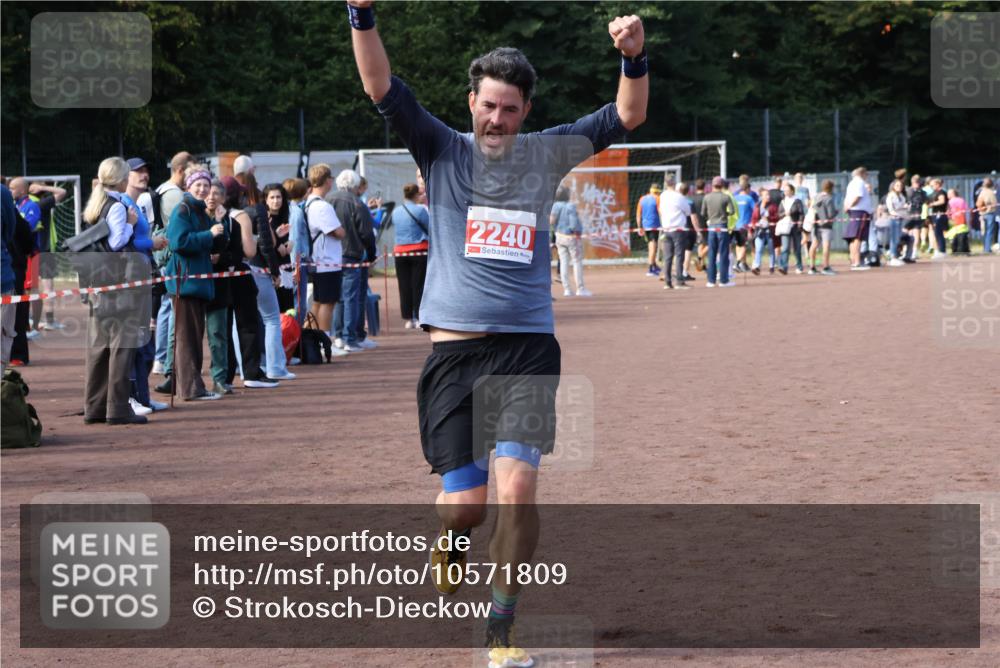 27.09.2026 - 35. Volkslauf durch das schöne Alstertal Strokosch-Dieckow http://msf.ph/oto/10571809 27.09.2026 12:20:27 Ziel 1901, 2240, 2413, 2426 meine-sportfotos.de