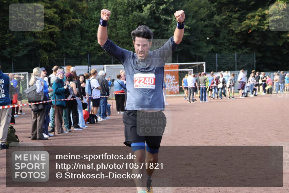 27.09.2026 - 35. Volkslauf durch das schöne Alstertal Strokosch-Dieckow http://msf.ph/oto/10571821 27.09.2026 12:20:27 Ziel 1901, 2240, 2413, 2426 meine-sportfotos.de