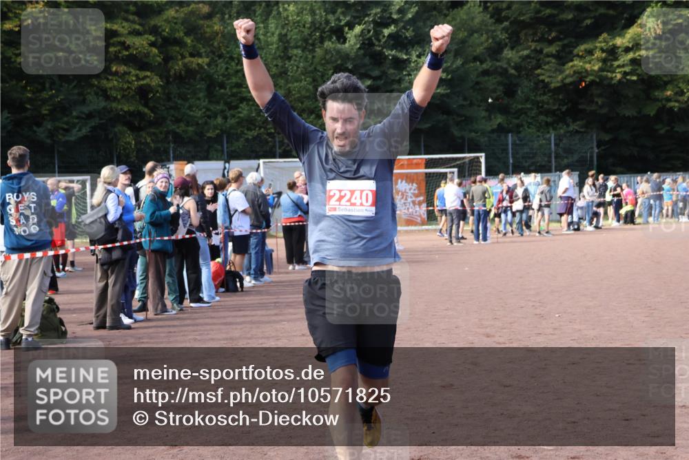 27.09.2026 - 35. Volkslauf durch das schöne Alstertal Strokosch-Dieckow http://msf.ph/oto/10571825 27.09.2026 12:20:27 Ziel 1901, 2240, 2413, 2426 meine-sportfotos.de