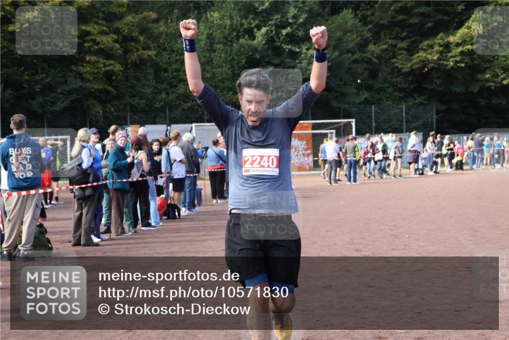 27.09.2026 - 35. Volkslauf durch das schöne Alstertal Strokosch-Dieckow http://msf.ph/oto/10571830 27.09.2026 12:20:27 Ziel 1901, 2240, 2413, 2426 meine-sportfotos.de
